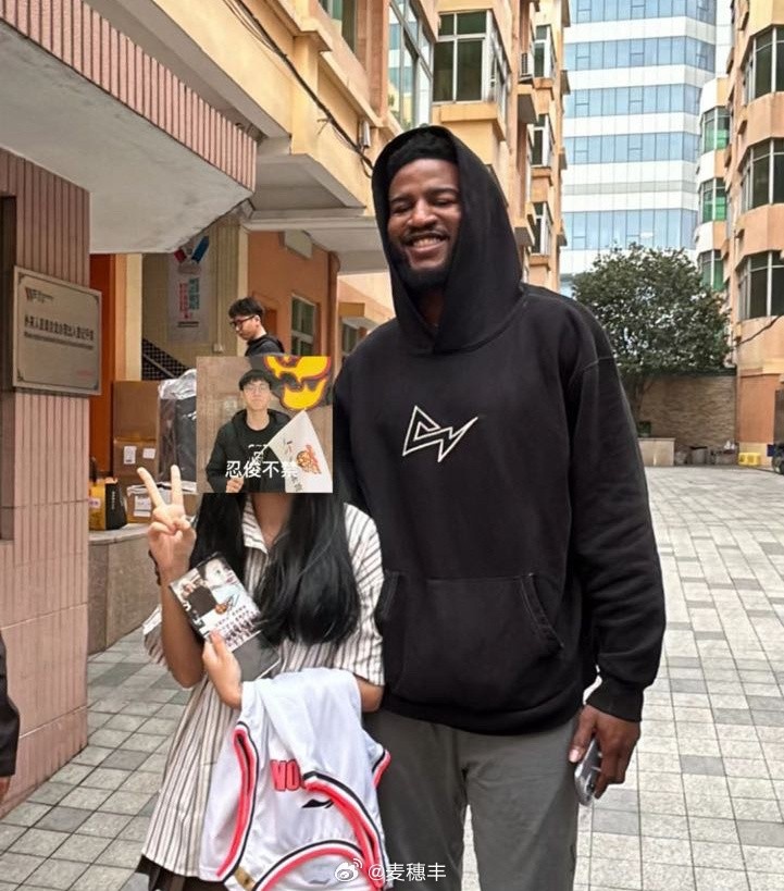 麦穗丰晒乔丹-贝尔在宏远宿舍楼下与球迷合照：还笑 注册了吗
