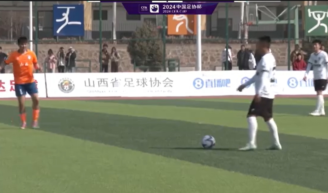吧友们去足协杯现场，就能看到场边的直播吧logo