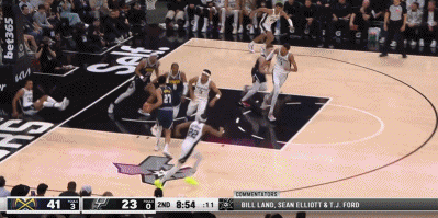 太菜了！贾斯汀-霍勒迪反击方圆5米没防守空篮扣飞