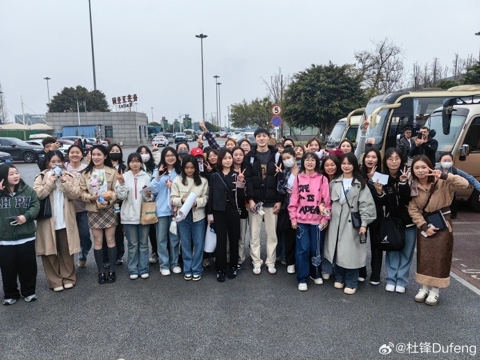 摄影师兼主教练上线 杜锋晒胡明轩与女粉丝们的合照：到四川了