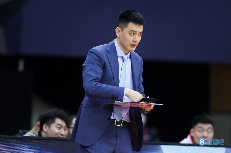 杨鸣：亚当斯跟我的要求和球队的球风有一些差异 他还有空间