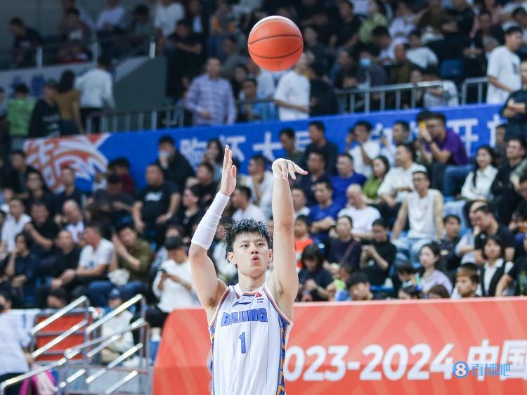 吴頔：曾有望进NBA的天才曾凡博 能追上被大家寄予厚望的自己？