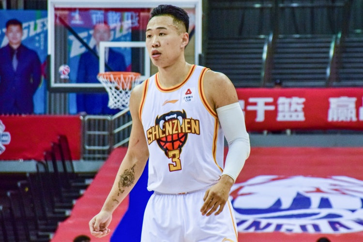 贺希宁谈失利：第三节我们的进攻很分散 东一锤子西一榔头