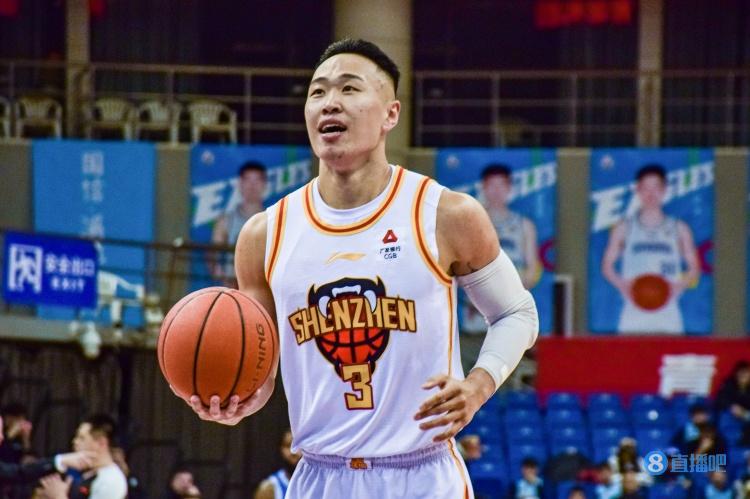外线炮台！贺希宁打满上半场&三分8中5 得到15分3板2断