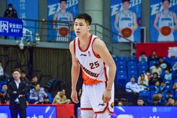 稳定输出！崔晓龙半场9中5拿到最高13分外加2助攻1抢断