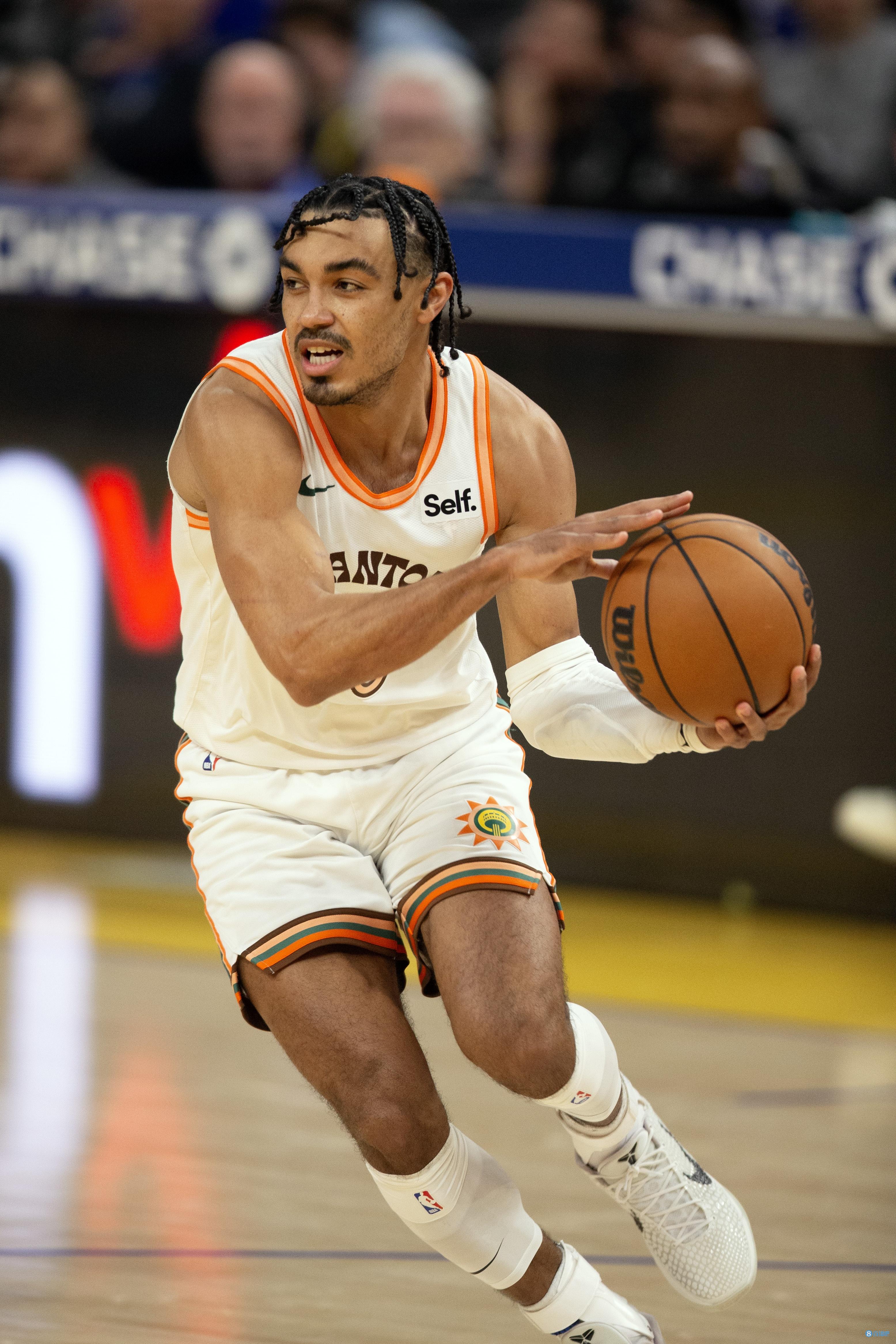 手感火热！特雷-琼斯半场10中7高效拿下18分3抢断